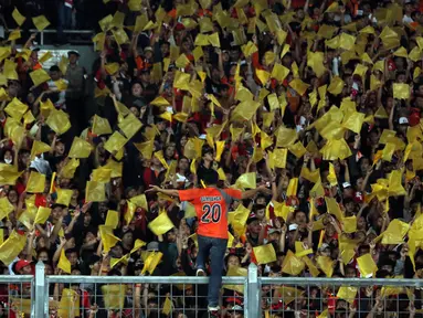 Suporter mengibarkan bendera duka jelang menyaksikan laga Persija melawan PS TNI di Stadion GBK Jakarta, Jumat (10/6). Ungkapan duka ditujukan atas tewasnya M Fahreza saat akan menyaksikanlaga Persija (13/5) lalu. (Liputan6.com/Helmi Fithriansyah)