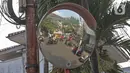 Petugas gabungan dari Kecamatan Cilandak mengarak instalasi peti mati jenazah Covid-19 di kawasan perumahan Fatmawati, Jakarta, Jumat (28/8/2020). Sosialisasi tersebut dilakukan untuk memberikan peringatan kepada warga akan bahaya penularan virus Covid-19. (Liputan6.com/Herman Zakharia)