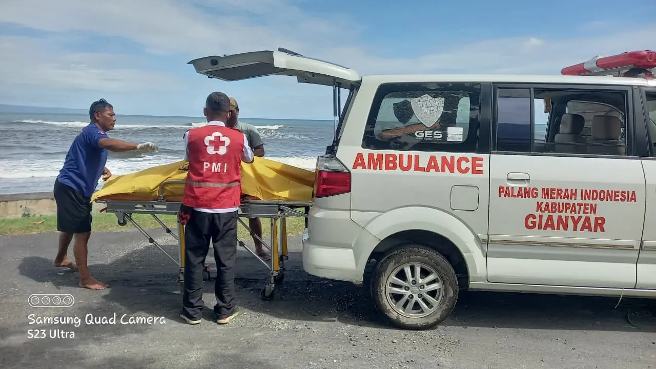Petugas mengevakuasi potongan tubuh dari Pantai Ketewel Gianyar