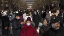 Pengunjung mengunjungi jalan perbelanjaan pejalan kaki di Qianmen pada hari pertama liburan Tahun Baru Imlek di Beijing, Minggu (22/1/2023). Orang-orang di seluruh China merayakan Tahun Baru Imlek pada hari Minggu dengan pertemuan keluarga besar dan kerumunan orang mengunjungi kuil-kuil setelah pemerintah mencabut kebijakan "nol-COVID" yang ketat, menandai perayaan meriah terbesar sejak pandemi dimulai tiga tahun lalu. (AP Photo/Andy Wong)