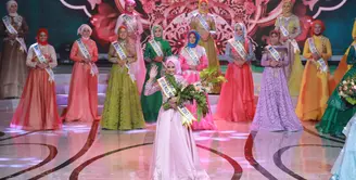 Berawal dari serangkaian seleksi yang dilakukan di berbagai kota di Indonesia, akhirnya keluar satu nama yang berhasil menjadi pemenang dalam ajang Puteri Muslimah 2017. Bukan hal mudah untuk mendapat kemenangan ini. (Adrian Putra/Bintang.com)