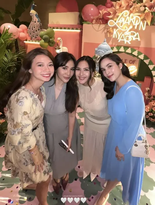 Chelsea Islan juga hadir mengenakan midi dress biru lengan panjang. Ia membawa mini sling bag putih dan sepatu heels putihnya.  [@chelseaislan]