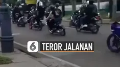 Terekam kamera netizen, rombongan pengendara motor meresahkan pengguna jalan.
