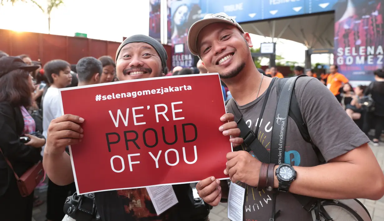 'We're Proud of You', salah satu shout out yang cukup banyak dikenanakan Selenator yang antusias. Tidak hanya Selenator perempuan, tapi juga tidak sedikit lelaki yang mengidolakan Selena. (Adrian Putra/Bintang.com)