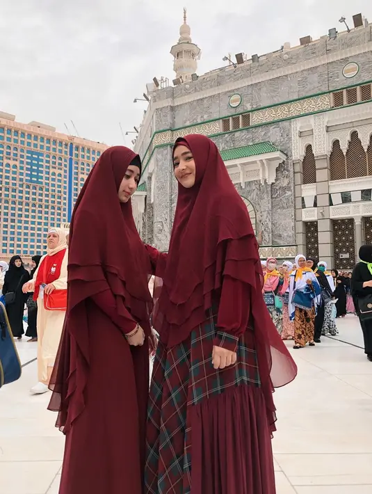 Sama-sama berparas cantik, dan postur tubuh yang tidak beda jauh, keduanya juga kerap mengenakan pakaian hingga jilbab sama seperti anak kembar. [Instagram/cindyfatikasari18/osnapitzcha]