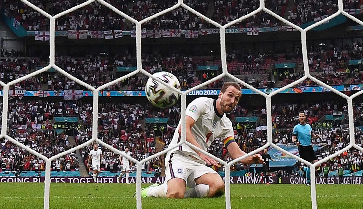 Pemain Timnas Inggris Harry Kane mencetak gol kedua Inggris dalam pertandingan babak 16 besar Euro 2020 antara Inggris melawan Jerman di Stadion Wembley di London, Selasa (29/6/2021). (Foto: AFP/Pool/Justin Tallis)