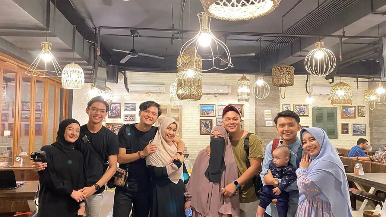 Kumpul Perdana, Ini 6 Momen Kebersamaan Anggota Grup Musik Adam Bareng Istri