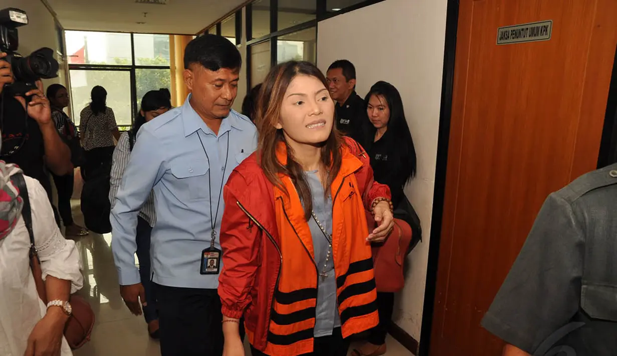 Terdakwa suap SKK Migas, Artha Meris Simbolon berjalan di koridor Pengadilan Tipikor, Jakarta, (27/10/2014). (Liputan6.com/Miftahul Hayat)