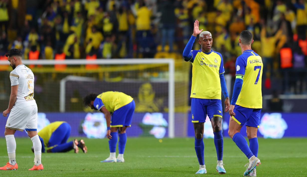 Selebrasi pemain Al Nassr, Cristiano Ronaldo (kanan) dan Talisca setelah mengalahkan Al Taawoun pada pekan ke-17 Liga Arab Saudi 2022/2023 yang berlangsung di Mrsool Park, Jumat (17/2/2023) WIB. Kemenangan ini kembali mengantarkan Al Nassr ke puncak klasemen sementara dengan 40 poin, sama dengan perolehan poin Al Ittihad.  (Twitter/Al Nassr FC)