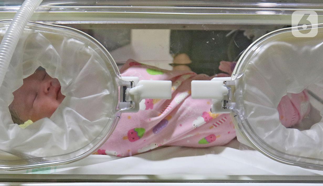 Bayi lahir di RSUD Pasar Minggu, Jakarta, Kamis (20/2/2020). Bayi perempuan pasangan Regina (43) dan Andre (47) bernama Glowy Lidwina lahir secara sesar dengan panjang 50 centimeter dan berat 3,75 kilogram di tanggal 20 bulan 02 tahun 2020 atau 20-02-2020. (Liputan6.com/Herman Zakharia)