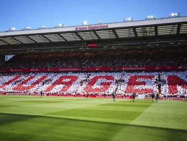 Fans menyambut pelatih Jurgen Klopp menjelang laga pekan ke-38 Premier League antara Liverpool dan Wolverhampton Wanderers di Stadion Anfield, Minggu (19/5/2024). (AP Photo/Jon Super)