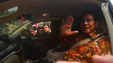 Ketua Umum Gerindra Prabowo Subianto melambaikan tangan usai melakukan pertemuan dengan Ketua Umum Partai Demokrat Susilo Bambang Yudhoyono (SBY) di Mega Kuningan, Jakarta, Kamis (9/8). Pertemuan berlangsung tertutup dan singkat. (Merdeka.com/Imam Buhori)
