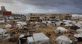 Sebuah foto menunjukkan tenda-tenda penampungan keluarga-keluarga Palestina yang mengungsi, didirikan di sepanjang pantai Kota Gaza saat angin musim dingin yang kencang menerpa wilayah tersebut pada Selasa 13 Januari 2026. Musim dingin menjadi ancaman nyata bagi para pengungsi Palestina di Jalur Gaza. (Omar AL-QATTAA/AFP)