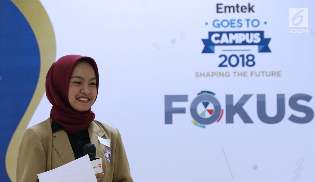 Peserta audisi lomba news presenter Emtek Goes to Campus 2018 menyimak arahan tim juri di Gedung 4 Universitas Padjajdaran, Bandung, Selasa (4/12). EGTC Bandung 2018 berlangsung hingga 6 Desember dan diisi beragam materi. (Liputan6.com/Helmi Fithriansyah)