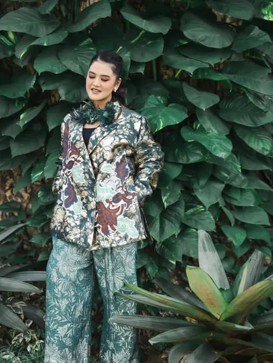 Jadi ibu Walikota Medan, Kahiyang pun tampil menawan mengenakan blazer bermotif abstrak dan celana hijau bermotif dari desainer Biyan. [@ayanggkahiyang]