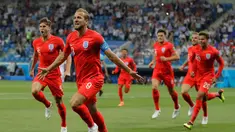 Pemain Inggris, Harry Kane (depan kiri) melakukan selebrasi usai mencetak gol ke gawang Tunisia dalam penyisihan Grup G Piala Dunia 2018 di Volgograd Arena, Volgograd, Rusia, Senin (18/6). Dua gol Kane bawa Inggris menang 2-1. (AP Photo/Sergei Grits)