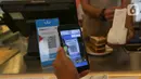Pembeli sedang scan qr qode menggunakan teknologi Youtap di coffe shop, Gading Serpong, Tangsel, Sabtu (14/11/2020). Youtap memberi kenyamanan pelanggan untuk mendapat bukti transaksi yang sah dan memudahkan transaksi on the go bagi para pelaku bisnis. (Liputan6.com/Fery Pradolo)