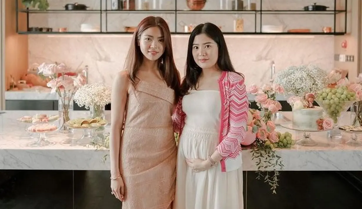 <p>Dekorasi dalam acara baby shower ini didominasi warna pink. Valencia sendiri tampil cantik namun tetap berkelas. [Foto: instagram.com/valenciatanoe]</p>