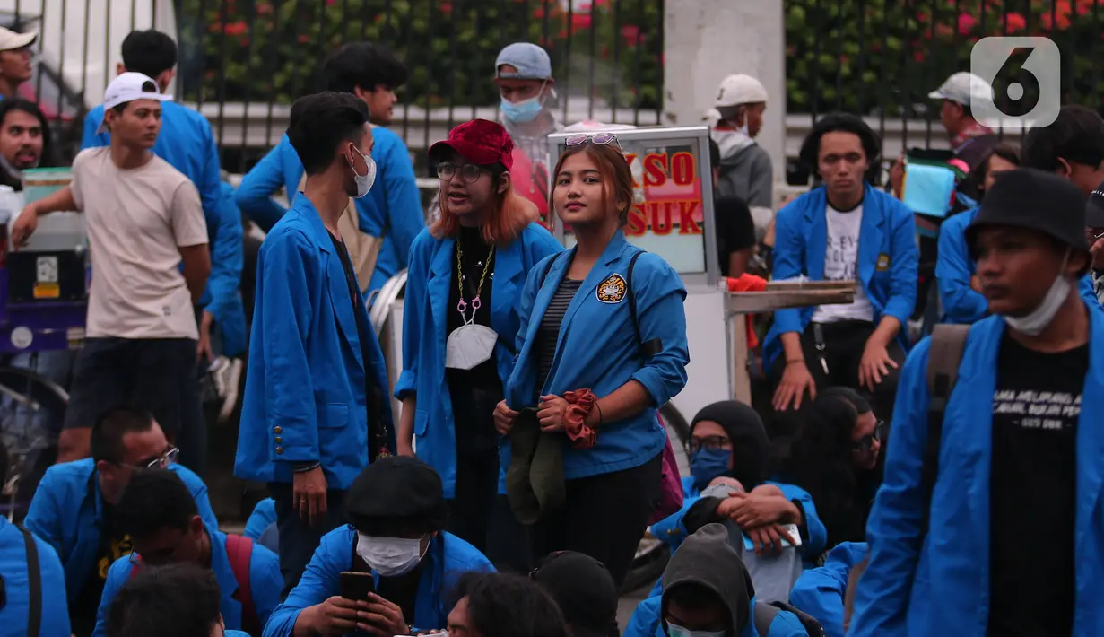 <p>Mahasiswi dari berbagai kampus saat mengikuti aksi di depan Gedung DRI, Jakarta, Kamis (21/4/2022). Parayan Hari Kartini yang jatuh pada 21 april banyak sejumlah perempuan ikut aksi penolakan penundaan pemilu 2024. (Liputan6.com/Angga Yuniar)</p>