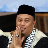 Ditemui di RM Al Jazeera, Cipinang Cempedak, Jakarta Timur, Rabu (3/1/2018), Opick juga mengatakan bahwa ia mengajak sang anak untuk menjadi bagian dari kegiatan-kegiatan sosial seperti dirinya. (Deki Prayoga/Bintang.com)