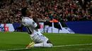 Selebrasi striker Real Madrid, Vinicius Junior setelah mencetak gol ke gawang Liverpool pada leg pertama babak 16 besar Liga Champions 2022/2023 di Anfield Stadium, Liverpool (21/2/2023). Dua gol dicetak Vinicius Junior ke gawang Liverpool di leg pertama babak 16 besar Liga Champions 2022/2023 (21/2/2023). Sementara di leg kedua (15/3/2023) ia gagal menyumbang gol. (AFP/Paul Ellis)