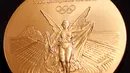 Medali emas Olimpiade 2016 saat diluncurkan di Rio de Janeiro, Brasil (14/6). Menurut penyelenggara, medali tersebut didesain berdasarkan kekuatan alam dan mewakili kekuatan pahlawan Olimpiade. (REUTERS/ Sergio Moraes)