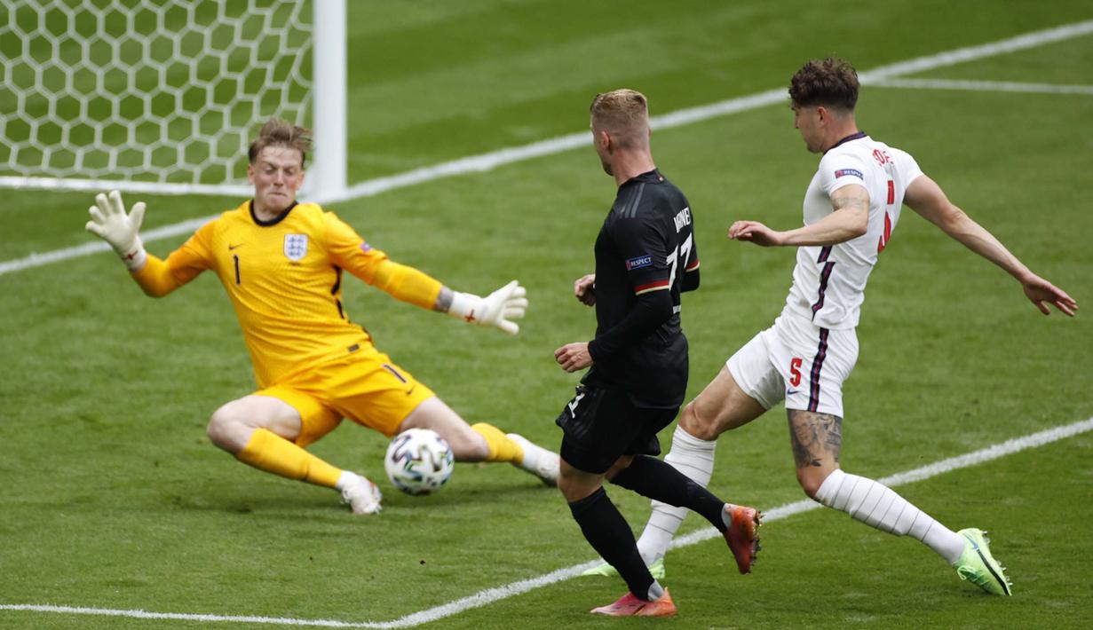 Menit ke-33, Jerman mendapatkan peluang terbaiknya lewat Timo Werner yang menerima operan dari Kai Havertz. Tapi sayang tembakannya lemah dan berhasil diamankan oleh Jordan Pickford yang bergerak maju lebih cepat. (Foto: AP/Pool/John Sibley)
