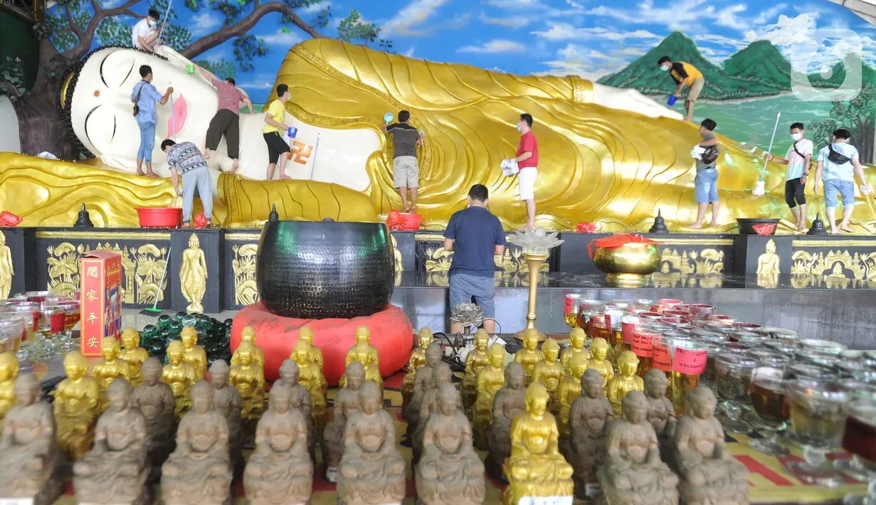Umat membersihkan patung Buddha tidur raksasa di Vihara Buddha Dharma dan 8 Posat, Bogor, Jawa Barat, Minggu (7/2/2021). Patung buddha tidur raksasa sepanjang 18 meter dan tinggi 5 meter tersebut dibersihkan setiap tahun menjelang Tahun Baru Imlek. (merdeka.com/Arie Basuki)