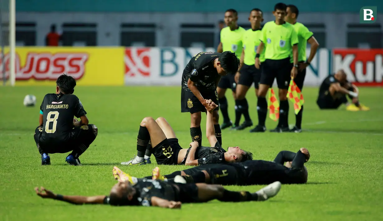 Para pemain Bhayangkara FC terbaring lesu usai ditahan imbang 2-2 Borneo FC pada laga pekan ke-10 BRI Liga 1 2022/2023 antara Bhayangkara FC melawan Borneo FC di Stadion Wibawa Mukti, Cikarang, Selasa (13/09/2022). (Bola.com/M Iqbal Ichsan)