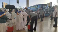 Jemaah haji Indonesia mengantre menaiki bus untuk diantar menuju pemondokan di Makkah. (Liputan6.com/Nafiysul Qodar)