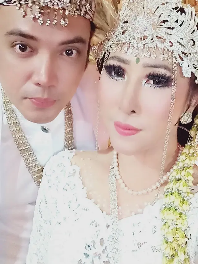 Lepas Status Duda, Ini 6 Potret Pernikahan Sandy Tumiwa dan Henny Mona