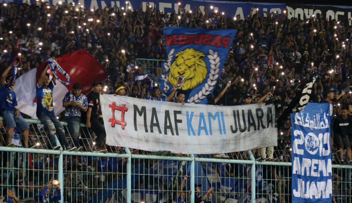 Aremania merayakan gelar juara Piala Presiden 2019 usai menaklukkan Persebaya Surabaya di Stadion Kanjuruhan, Jumat (13/4). Arema FC menang 2-0 atas Persebaya. (Bola.com/Aditya Wicaksana Wanyprahara)