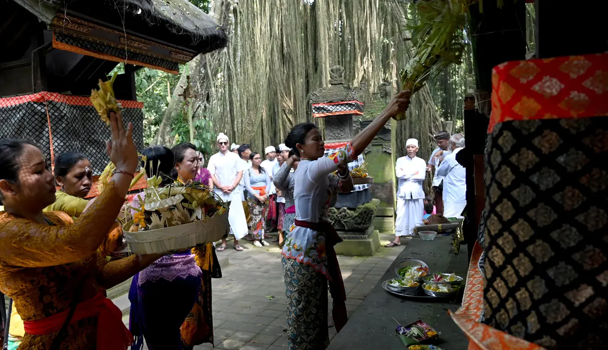 Warga ambil bagian dalam upacara guru piduka di Pura Beji, Ubud, Bali, Kamis (15/8/2019). Upacara penyucian pura ini digelar setelah turis Ceko, Sabina Dolezalova dan Zdenek Slouka, berulah dengan cebok menggunakan air suci di tempat ibadah tersebut. (SONNY TUMBELAKA/AFP)
