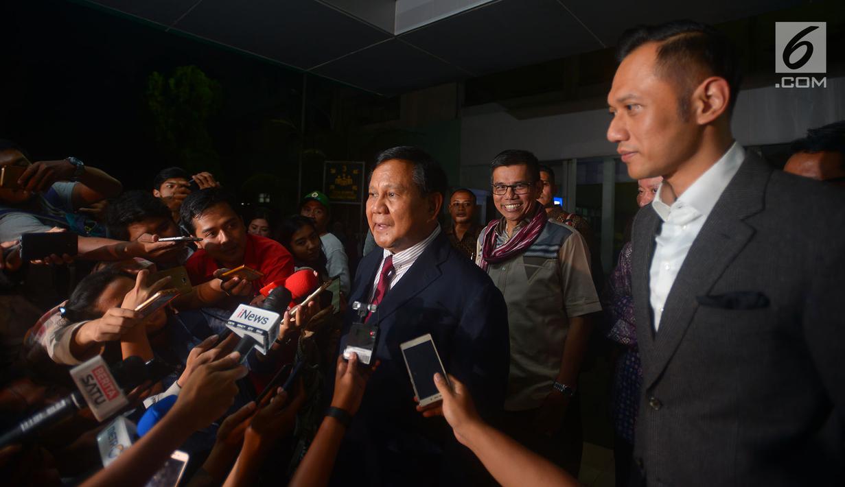 Ketum Partai Gerindra Prabowo Subianto (kiri) dan Agus Harimurti Yudhoyono (AHY) memberi keterangan usai menjenguk Ketum Partai Demokrat Susilo Bambang Yudhoyono (SBY) di RSPAD, Jakarta, Rabu (18/7). SBY dirawat karena kelelahan. (Merdeka.com/Imam Buhori)