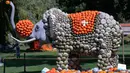 Patung gajah dari labu terlihat dalam pameran hortikultura Erfurt Garden Construction Exhibition di sebuah taman di Erfurt, Jerman, Selasa (3/9/2019. Patung-patung dalam pameran labu musim gugur tersebut dibuat oleh tukang kebun. (AP Photo/Jens Meyer)