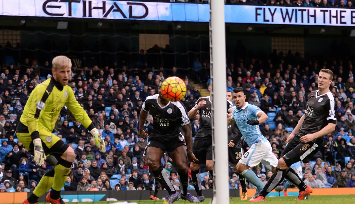 Striker Manchester City, Sergio Aguero, mencetak gol balasan ke gawang Leicester City dalam lanjutan Liga Inggris di Stadion Etihad, Manchester, Sabtu (6/2/2016) malam WIB. (AFP/Oli Scarff)