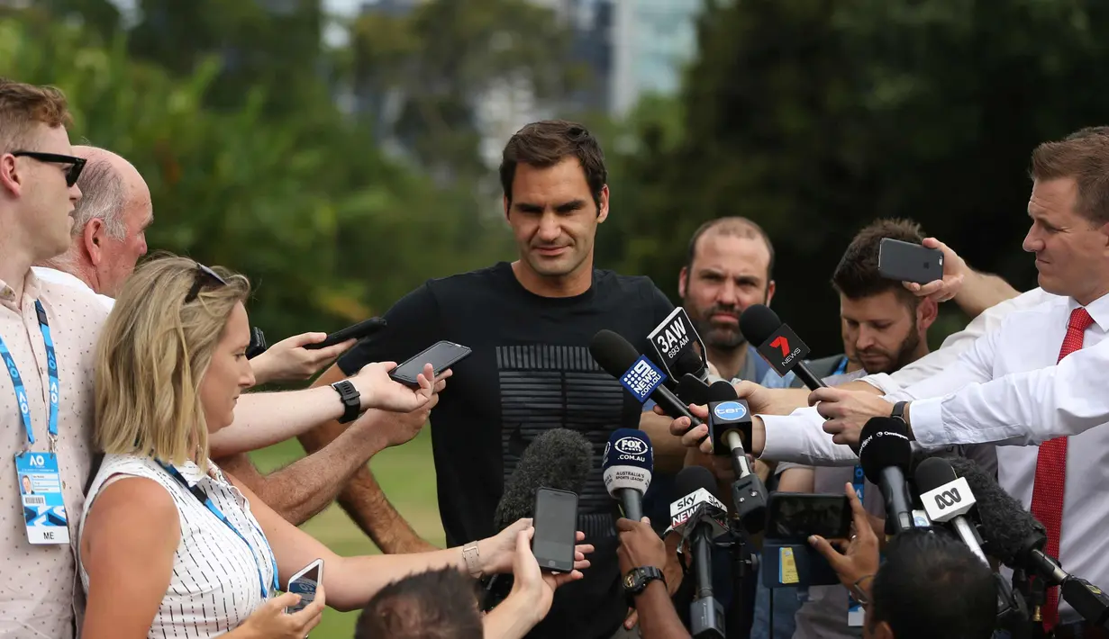 Roger Federer dari Swiss menjawab pertanyaan wartawan setelah memenangkan final tunggal putra di Australia Terbuka melawan petenis Kroasia Marin Cilic di Melbourne, Australia (29/1). (AP Photo / Dita Alangkara)