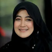 Semasa masih hidup, Ustad Jefry Al Buchori ingin sekali Umi Pipik memakai cadar karena punya pengalaman tak enak saat menjalankan ibadah umrah.