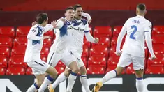 Para pemain Atalanta merayakan gol yang dicetak oleh Robin Gosens ke gawang Liverpool pada laga Liga Champions di Stadion Anfield, Kamis (26/11/2020). Liverpool takluk dengan skor 0-2. (Martin Rickett/Pool via AP)