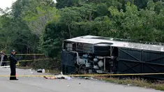 Jasad penumpang tergeletak di dekat bus wisata yang terbalik di jalan raya Mahahual di Quintana Roo, Meksiko, Selasa (19/12). Sedikitnya 12 turis tewas, satu di antaranya anak-anak, dan 18 lainnya mengalami luka-luka. (Novedades de Quintana Roo via AP)