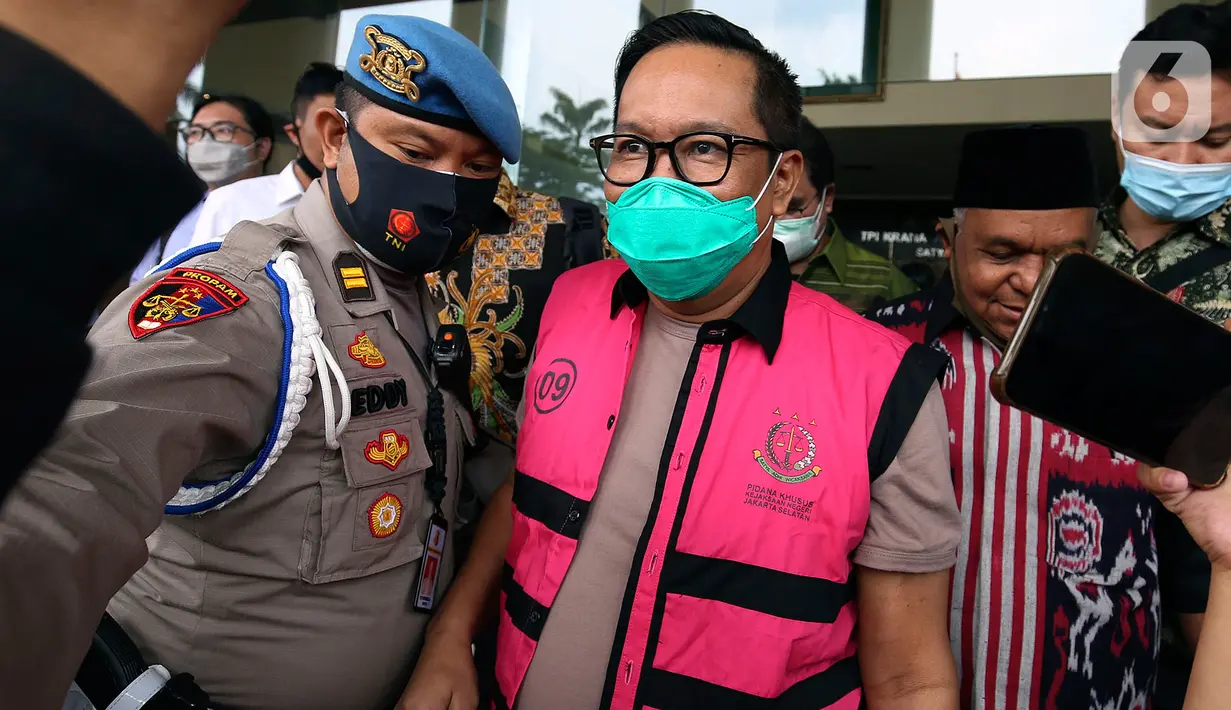 Bareskrim Polri menyerahkan tersangka dan barang bukti kasus hilangnya red notice Djoko Tjandra ke Kejaksaan Negeri (Kejari) Jakarta Selatan, Jumat (16/10/2020). Mereka adalah Irjen Napoleon Bonaparte, Brigjen Prasetijo Utomo, dan Tommy Sumardi. (Liputan6.com/Johan Tallo)