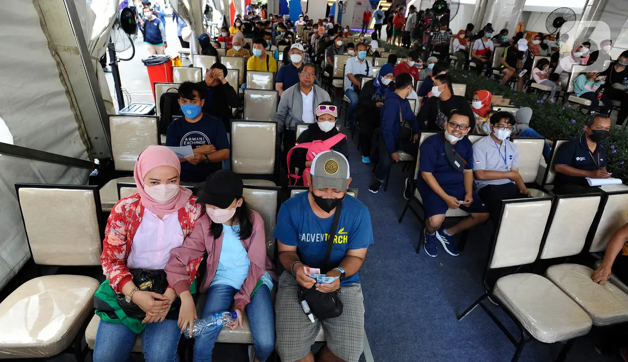 Warga menunggu untuk menukarkan uang rupiah kertas tahun emisi 2022 di Hall Basket Gelora Bung Karno (GBK), Jakarta, Minggu (21/8/2022). Uang baru TE 2022 memiliki kualitas lebih baik yang menjamin masa edar lebih lama serta teknologi unsur pengamanan semakin sulit untuk dipalsukan. (merdeka.com/Arie Basuki)