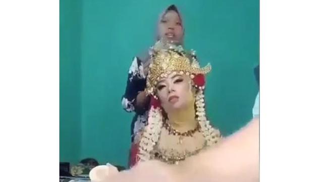 6 Potret Menahan Kantuk Ini Kocak, Ada yang Menguap Lebar