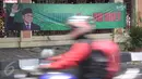 Pengendara motor melintasi spanduk bertuliskan 'Muhaimin for President' di pagar Masjid Sunda Kelapa, Jakarta, Sabtu (12/9). Pemasangan spanduk itu melanggar UU tentang larangan penggunaan tempat ibadah sebagai tempat kampanye. (Liputan6.com/Angga Yuniar)
