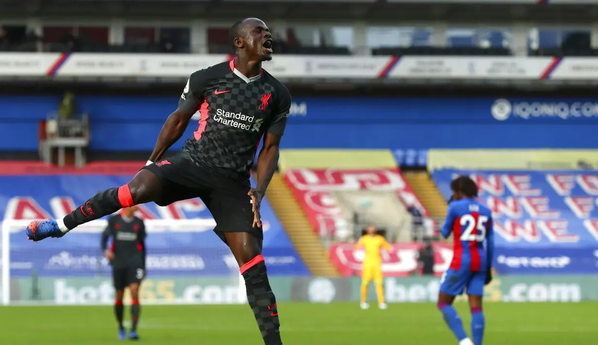 Pemain Liverpool Sadio Mane melakukan selebrasi usai mencetak gol ke gawang Crystal Palace pada pertandingan Liga Inggris di Selhurst Park, London, 19 Desember 2020. Mane jadi pemain keempat dalam sejarah Liga Inggris yang mencetak gol dalam tujuh penampilan berturut-turut. (Clive Rose/Pool via AP)