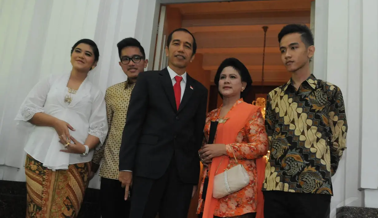Jokowi memperkenalkan keluarganya kepada para awak media di rumah dinas Gubernur DKI Jakarta, (20/10/14). (Liputan6.com/Herman Zakharia) 