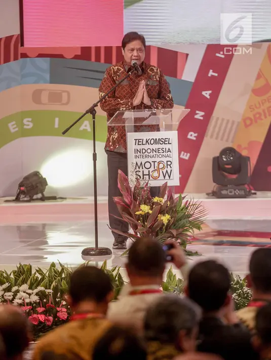 Menteri Perindustrian Airlangga Hartarto memberikan sambutan saat pembukaan Indonesia International Motor Show (IIMS) 2019 di JiExpo Kemayoran, Jakarta, Kamis (25/4). Ajang pameran industri otomotif ini akan diikuti 36 merek otomotif roda empat (R4) dan roda dua (R2). (Liputan6.com/Faizal Fanani)