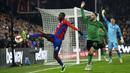 Pemain Crystal Palace Cheikhou Kouyate (kiri) gagal mengontrol bola saat melawan Stoke City pada pertandingan putaran kelima Piala FA di Selhurst Park, London, Inggris, 1 Maret 2022. Crystal Palace menang 2-1. (AP Photo/Ian Walton)