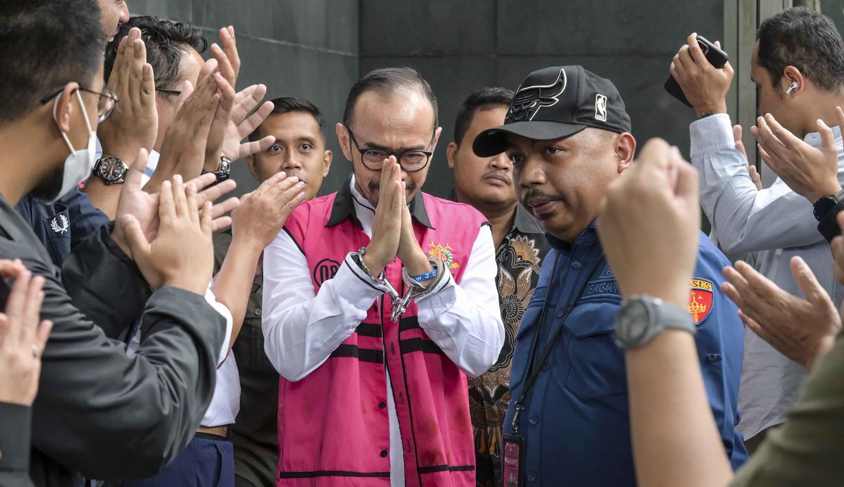 Sebelumnya, Riva Siahaan didakwa menyetujui pelelangan impor BBM oleh perusahaan asal Singapura, yakni BP Singapore Pte. Ltd. dan Sinochem International Oil (Singapore) Pte. Ltd yang diusulkan oleh Maya Kusuma. Tampak dalam foto, mantan Direktur Utama PT Pertamina Patra Niaga, Riva Siahaan (tengah), dikawal menuju ke ruang sidang untuk mendengar pembacaan vonis oleh majelis hakim Pengadilan Tindak Pidana Korupsi, Jakarta, Kamis (26/2/2026). (BAY ISMOYO/AFP)