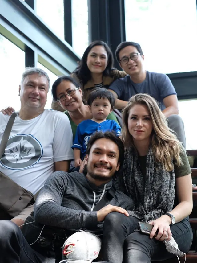 Umumkan Kehamilan Anak Pertama, Ini 7 Momen Manis Randy Pangalila dan Istri